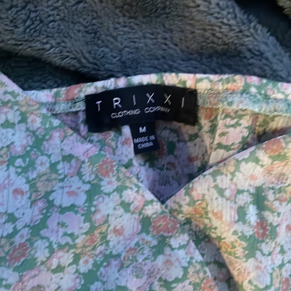 Cute flower dress with adjustable straps! - Picture 2 of 3